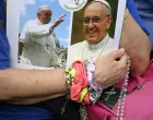 VATIKAN (AA) - Molitveno bdjenje odrЕѕano je na Trgu Svetog Petra u Vatikanu u ponedjeljak nakon smrti pape Franje, poglavara RimokatoliДЌke crkve.Papa Franjo preminuo je u ponedjeljak ujutro u 89. godini nakon ЕЎto je patio od "dugotrajne respiratorne krize sliДЌne astmi", povezane s trombocitopenijom, saopД‡io je Vatikan.RoД'en 17. decembra 1936. u Buenos Airesu, kao sin italijanskih imigranata, papa Franjo ЕЎkolovao se u Argentini i kasnije u NjemaДЌkoj, a za isusovaДЌkog sveД‡enika zareД'en je 1969. godine.Tokom viЕЎe od deset godina pontifikata, ostao je i figura divljenja i izvor kontroverzi.Zalagao se za reformu vatikanske birokratije, borbu protiv korupcije i rjeЕЎavanje kljuДЌnih izazova s kojima se Crkva suoДЌava.I dok su ga mnogi hvalili zbog skromnosti i posveД‡enosti socijalnoj pravdi, njegovo vodstvo naiЕЎlo je i na oЕЎtar otpor konzervativnih krugova unutar i izvan Crkve. (isabella Bonotto - Anadolu Agency)/